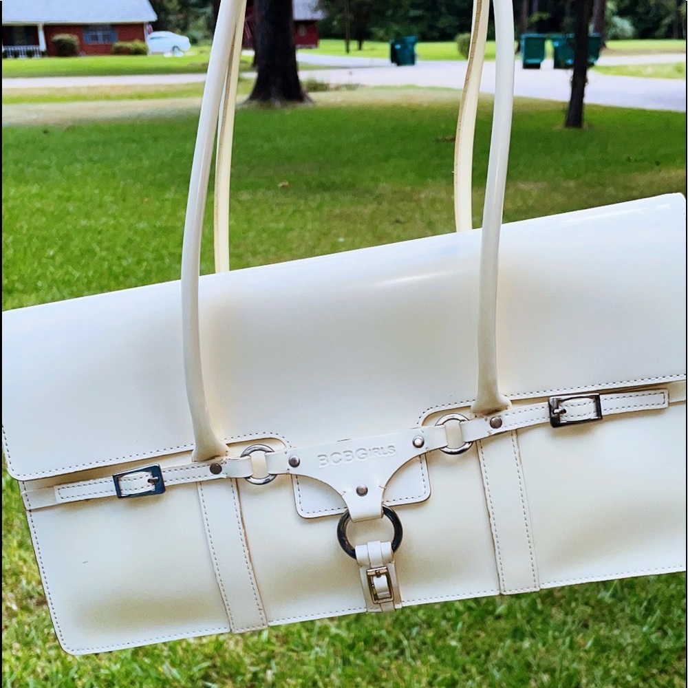BCBGirls,a medium size purse ,it’s in great condition